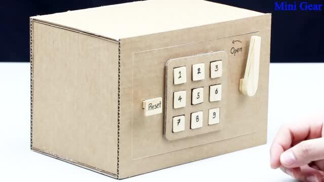 17:18 17:18 为您推荐: 教你用纸板制作保险箱,密码锁也是纯手工制作