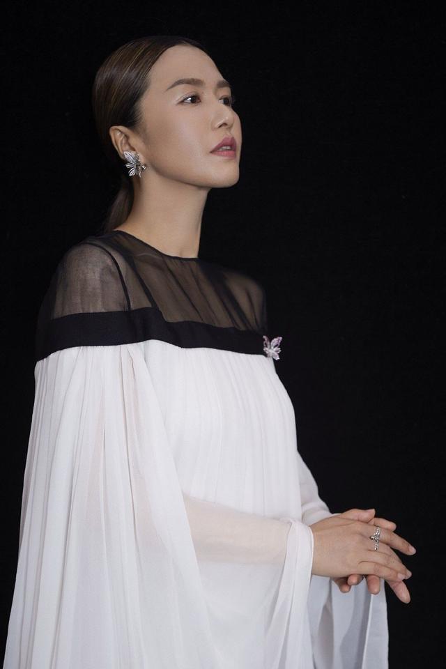 谭维维现身上海电影节,一袭撞色轻纱长裙配低马尾,唱歌气场满分