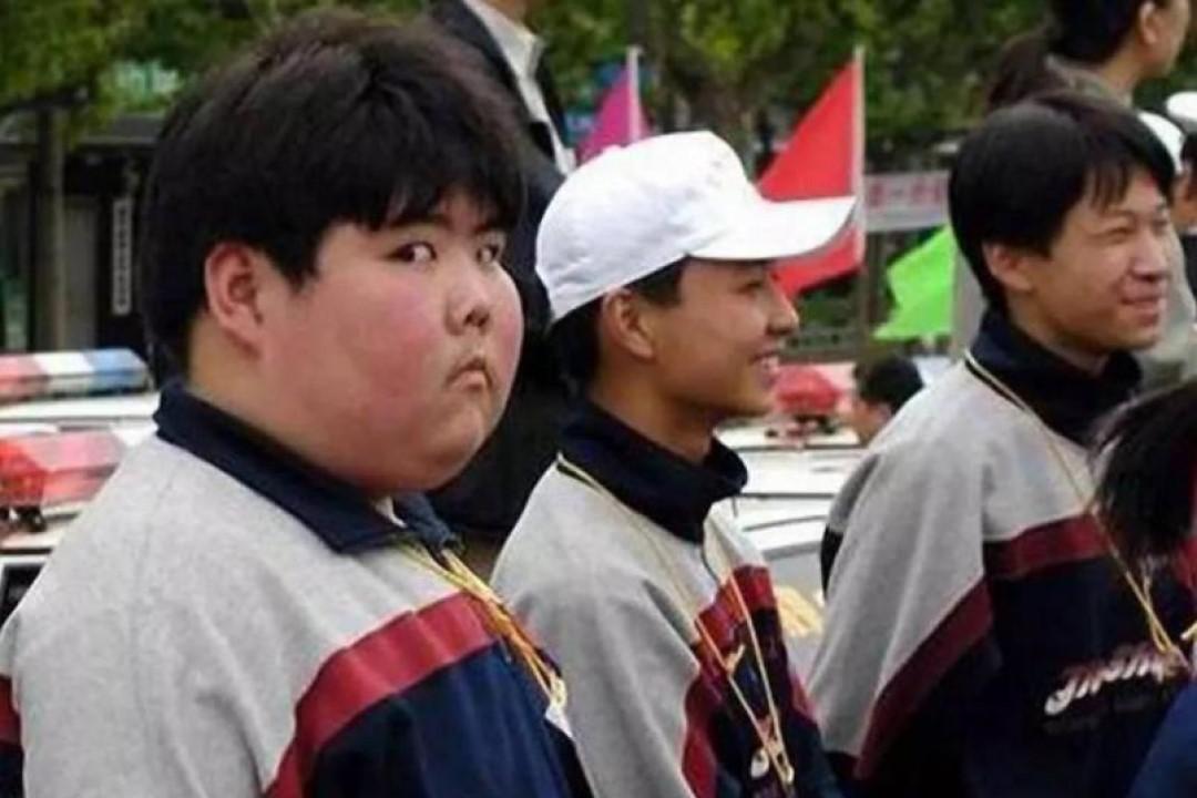 校服的对比照,看完后,老向的内心五味杂陈,表情跟下面的小胖子一模一