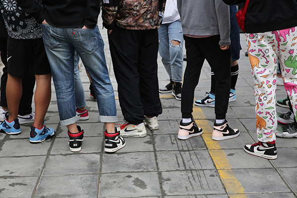 限量版球鞋发售，年轻球鞋迷穿着指定款式的球鞋排长队等候抽签买鞋。视觉中国 资料图