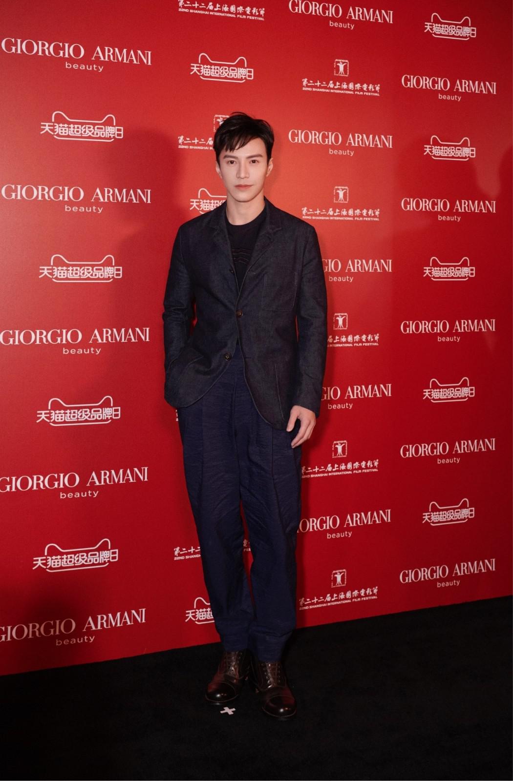 王冠逸深蓝西装沉稳雅致 迷人微笑绅士优雅