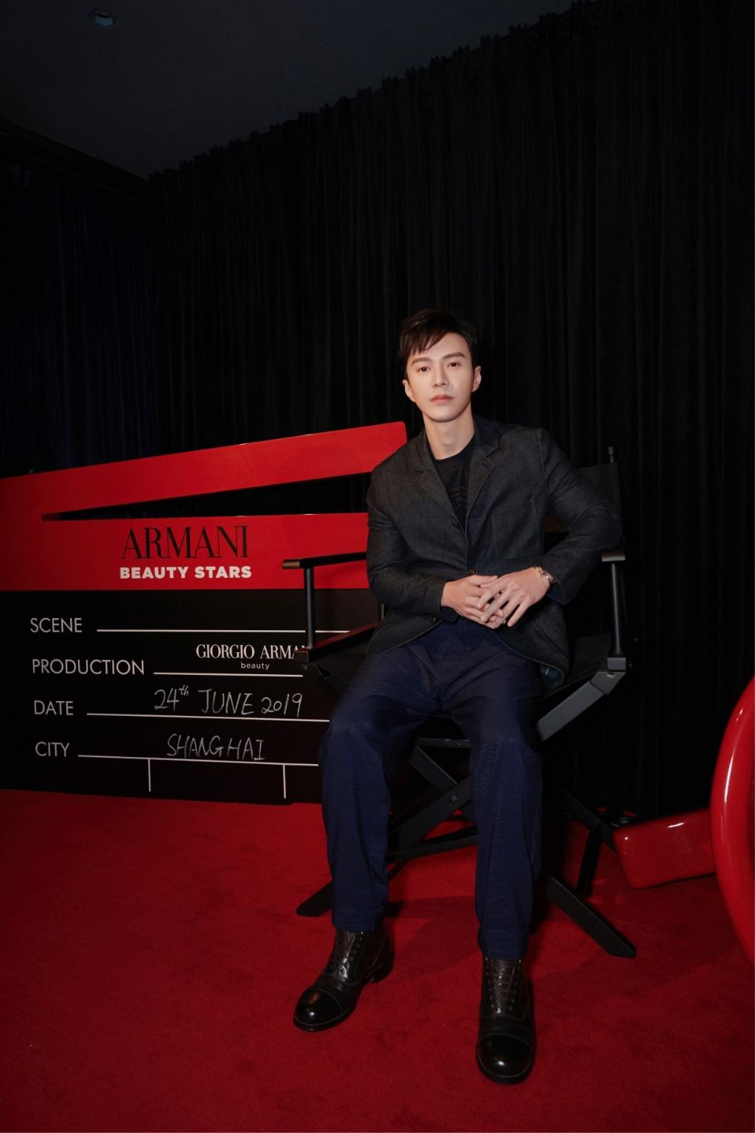 王冠逸深蓝西装沉稳雅致 迷人微笑绅士优雅