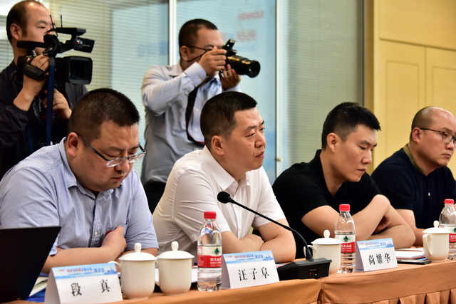 6月25日，隆基绿能科技股份有限公司战略总经理尚耀华（左2）接受记者采访。摄影/章轲