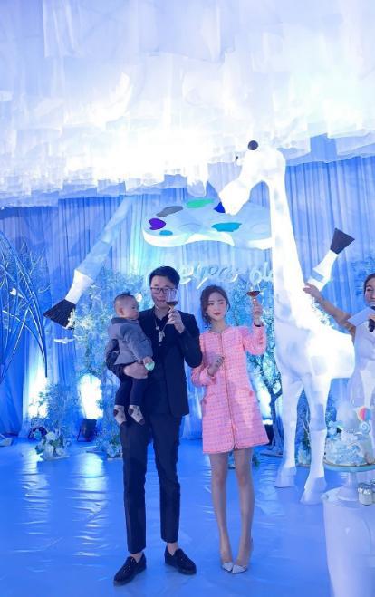 网红雪梨晒照秀恩爱靠老公怀里小鸟依人与王思聪分手人气不减