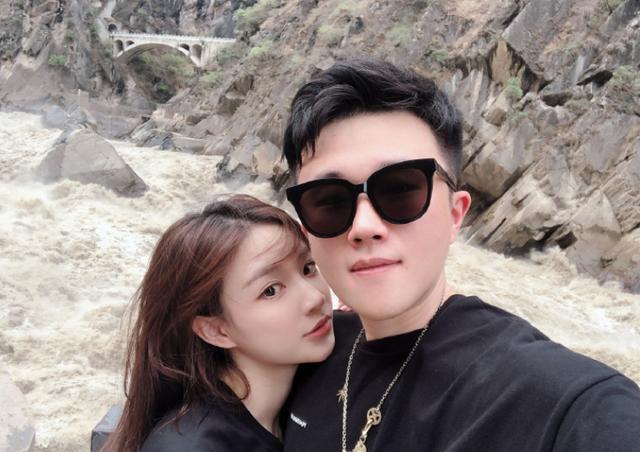 网红雪梨晒照秀恩爱靠老公怀里小鸟依人与王思聪分手人气不减