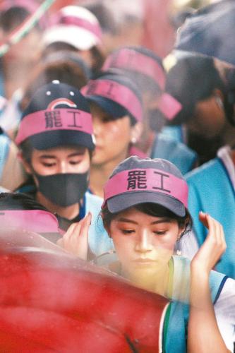 长荣航空空服员罢工抗议。（图：台湾《联合报》/记者苏健忠 摄）