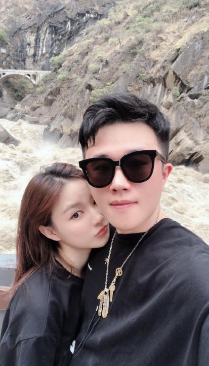 网红雪梨晒照秀恩爱靠老公怀里小鸟依人与王思聪分手人气不减