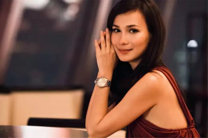 吴京曾经在采访中说道:"因为原定女主角要求加价,所以临时决定换演员.