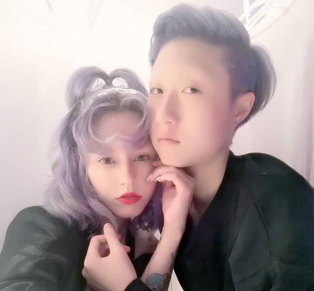 吴卓林秀与妻子泳衣照野外游水意外暴露真实生活状态