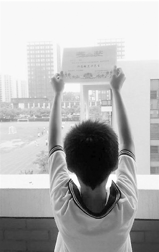 四年級期末評優,同學們投票,選他當“校級示范生”。