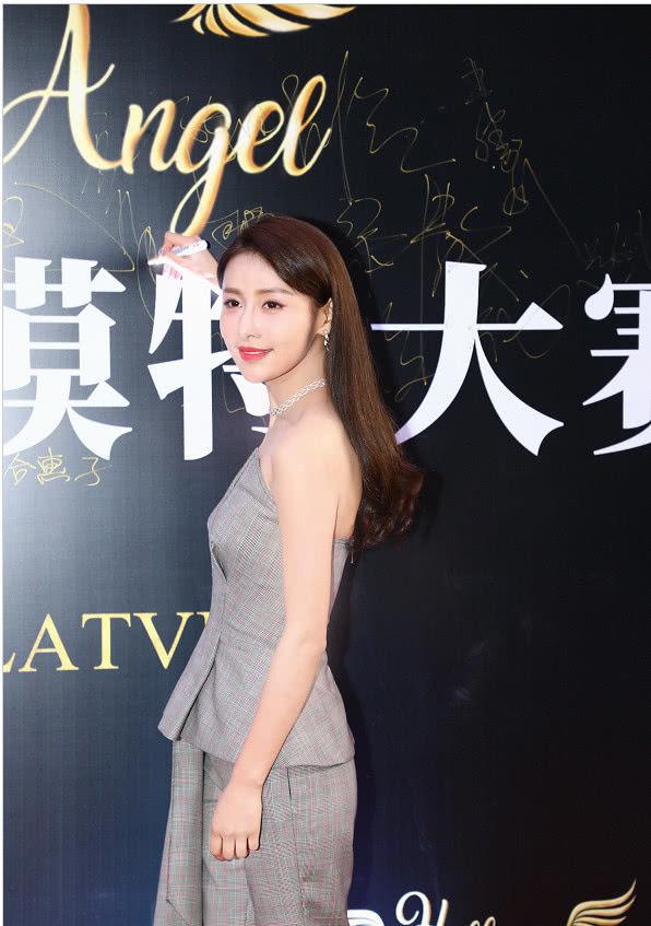 贾青身穿灰色抹胸西装亮相模特大赛红毯 优越身材比例气质超群