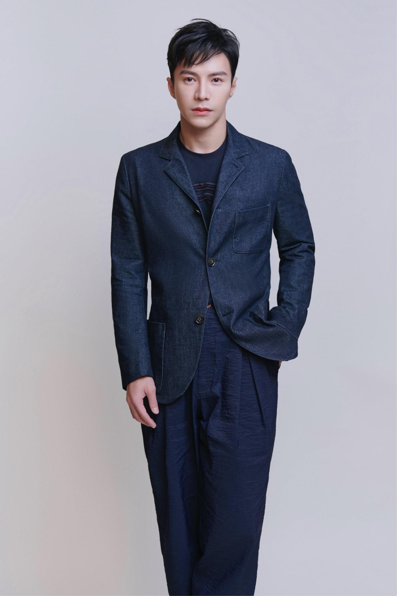 王冠逸深蓝西装沉稳雅致 迷人微笑绅士优雅