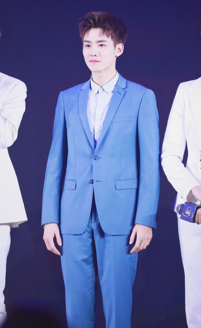 《创造营》的黑马任豪,颜值c位出道,蓝色西装出镜像是王子