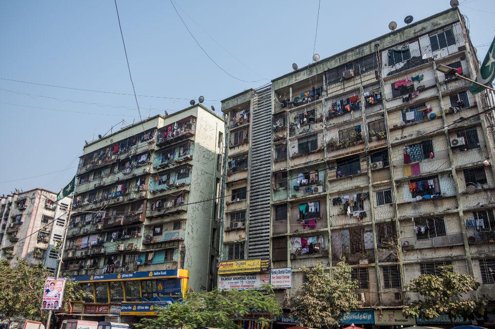 印度孟买实拍:高档小区24小时有安保,低档小区破乱不堪脏乱差