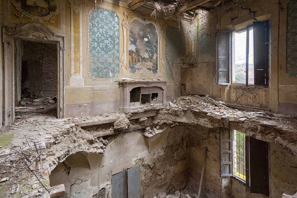 欧洲废弃豪宅被大自然改造成凄美景观