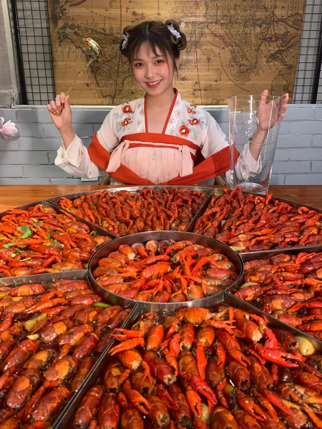 年入百万的吃播人生被填满的胃和荷包