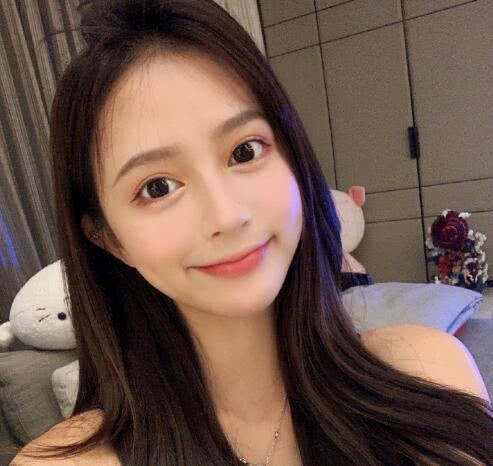 王思聪带网红王静雅夜游新加坡女方的闺蜜团全是大美女