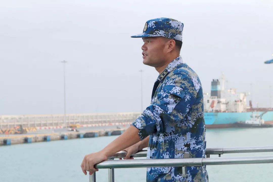 安阳舰缓缓向萨拉拉港驶进舰长韩晓刚正全身心的指挥着驾驶室左舷不断