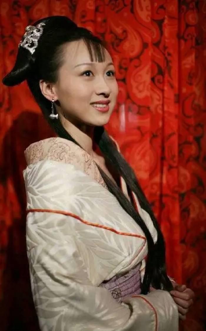 从正剧女主到《神探柯晨》小女配,随波不逐流的练束梅为何难走红