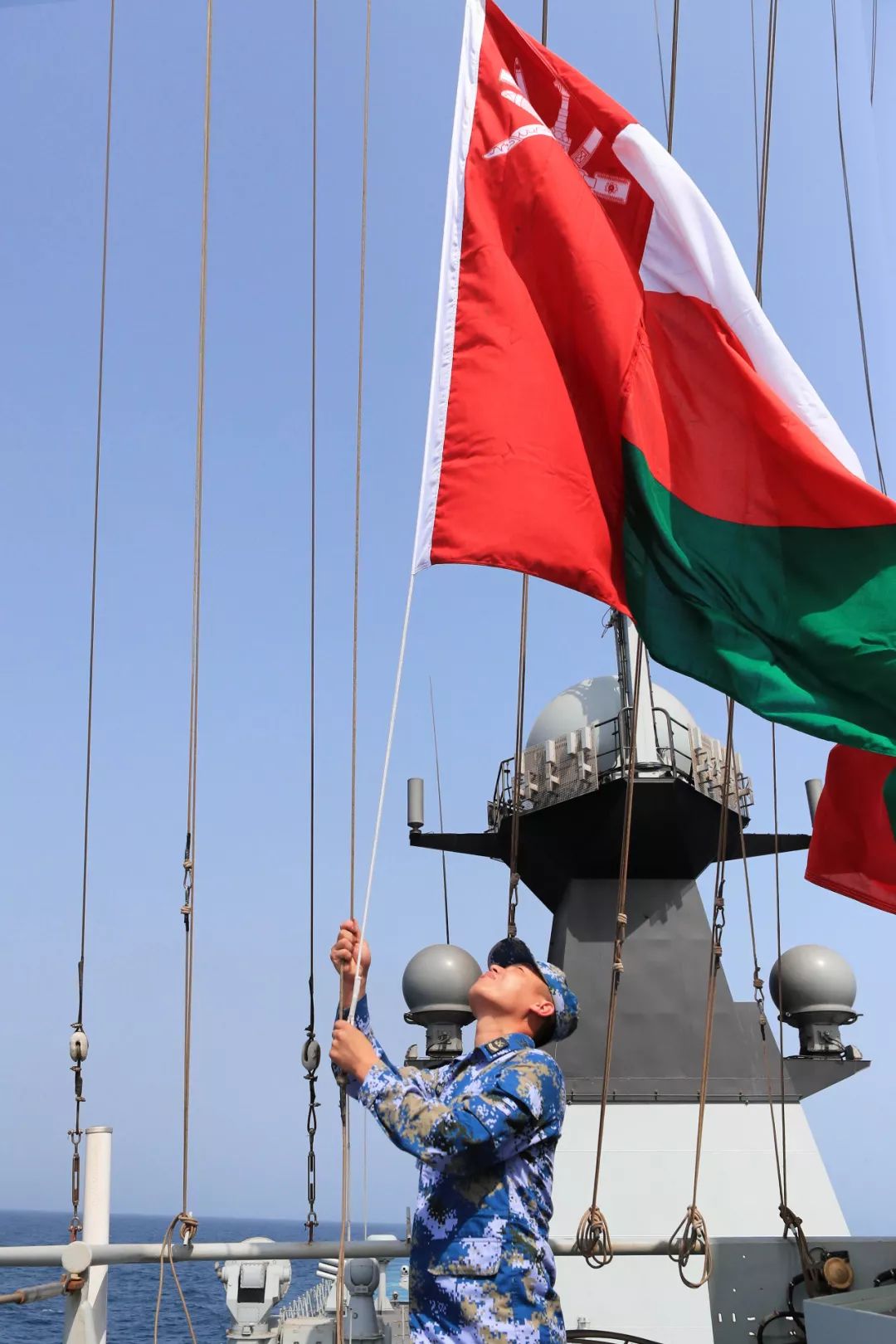 第三十二批护航编队安阳舰停靠阿曼萨拉拉港补给休整