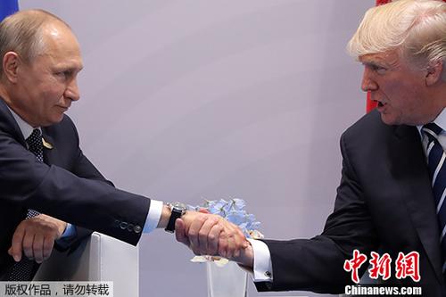 资料图:当地时间2017年7月7日,德国汉堡,美国总统特朗普与俄罗斯总统普京会晤。
