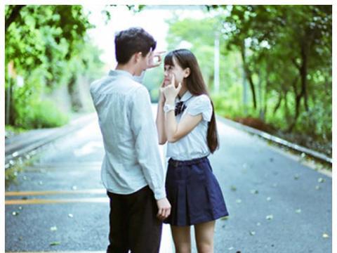 偷偷接吻游戏名称 情侣接吻时选择没人的地方原因