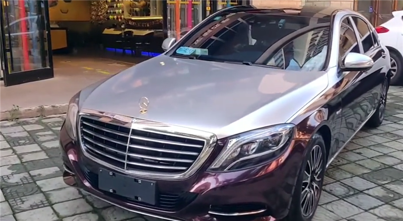 146万奔驰s400l贴膜双拼色配镀金车标贴膜颜色很个性