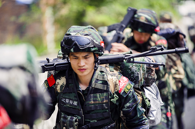 参训武警进行3公里武装越野冲坡训练.