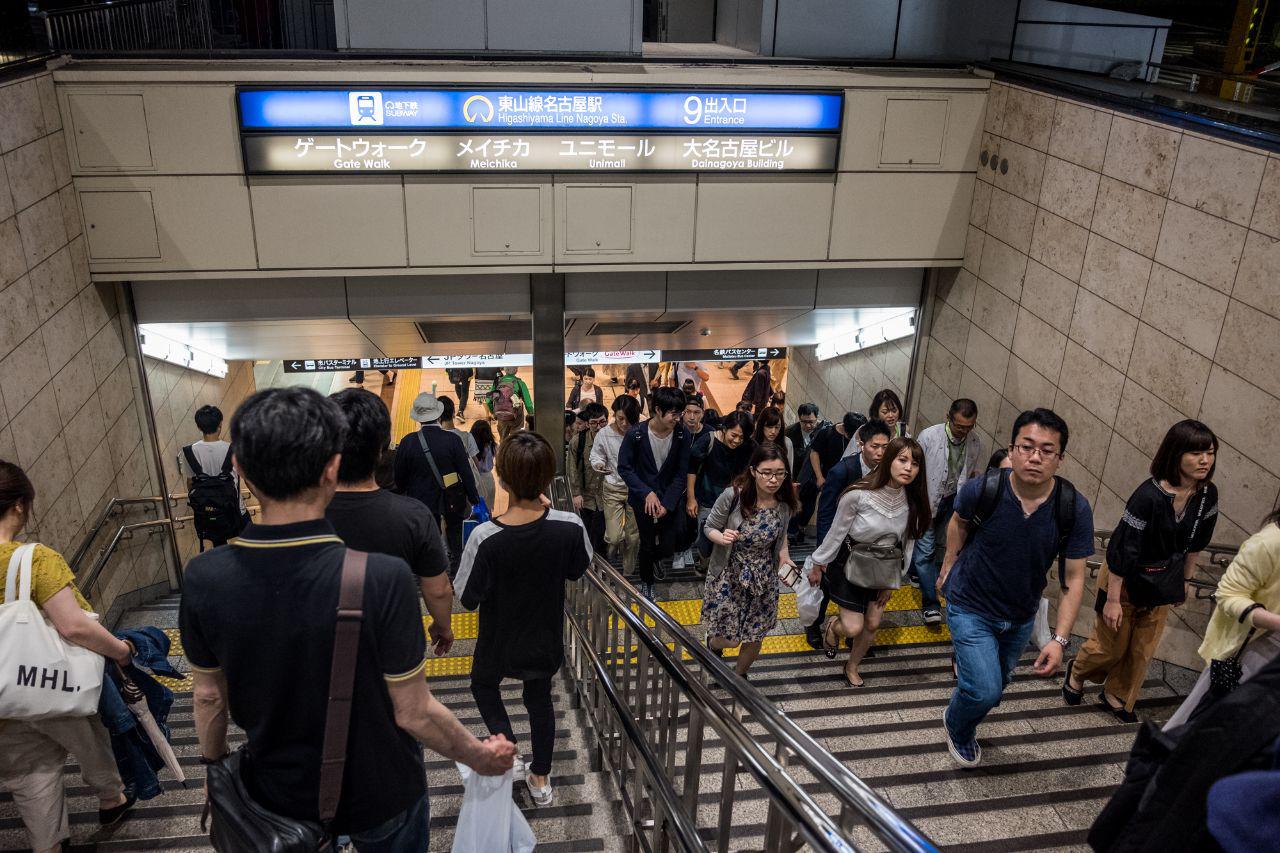 日本地鐵實拍站點沒有安檢閘機完全敞開列車共有六個等級