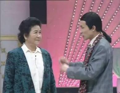 赵丽蓉与巩汉林合作的小品《如此包装》.