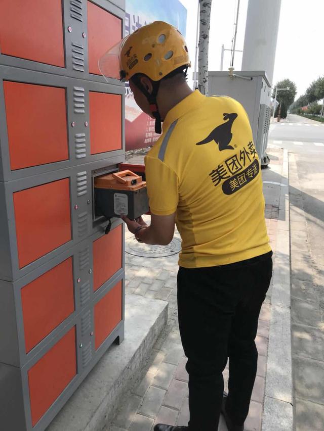 美团骑手正在通过铁塔能源的服务更换电动车电池对于美团配送与铁塔