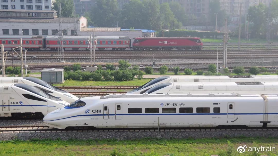 下图为crh2c-2061在皇姑屯动车所存车线准备出库的照片.