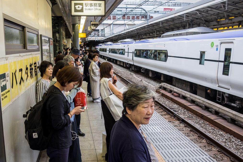 日本地铁实拍站点没有安检闸机完全敞开列车共有六个等级