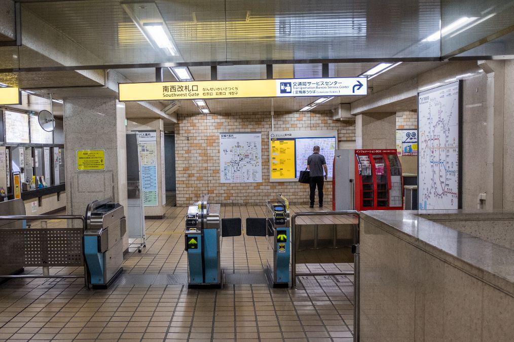 日本地铁实拍站点没有安检闸机完全敞开列车共有六个等级