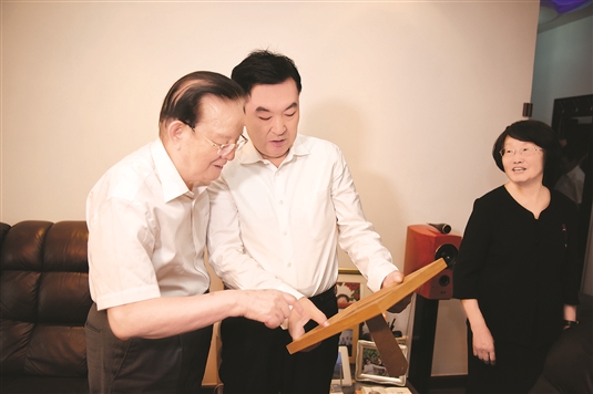 张院忠"七一"前夕看望慰问老科学家老专家优秀党员生活困难党员