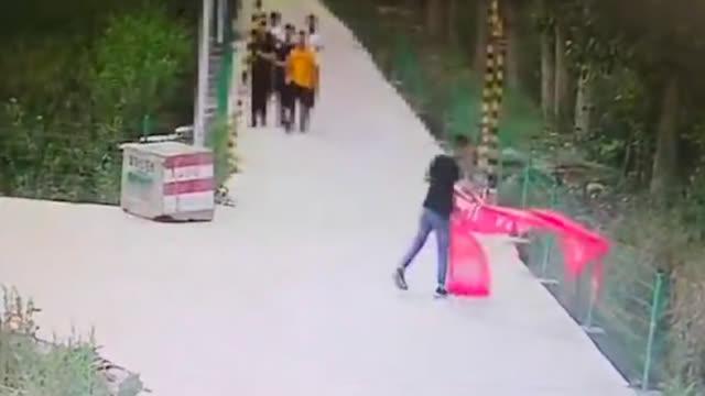 两男子酒后撕毁扫黑除恶横幅被拘 警方：涉寻衅滋事