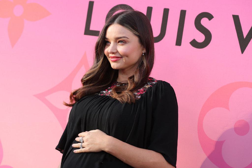 总结来看,此番身穿一袭宽松连衣裙现身品牌活动的米兰达·可儿,服装