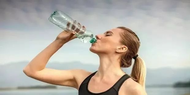 每天喝3升水身体会发生什么变化?这两位