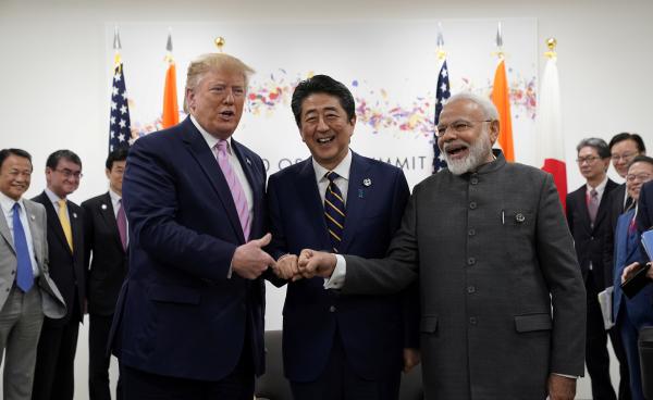 当地时间2019年6月28日，日本大阪，正在出席大阪G20峰会的美国总统特朗普和日本首相安倍晋三以及印度总理莫迪举行三方会谈。 视觉中国 图