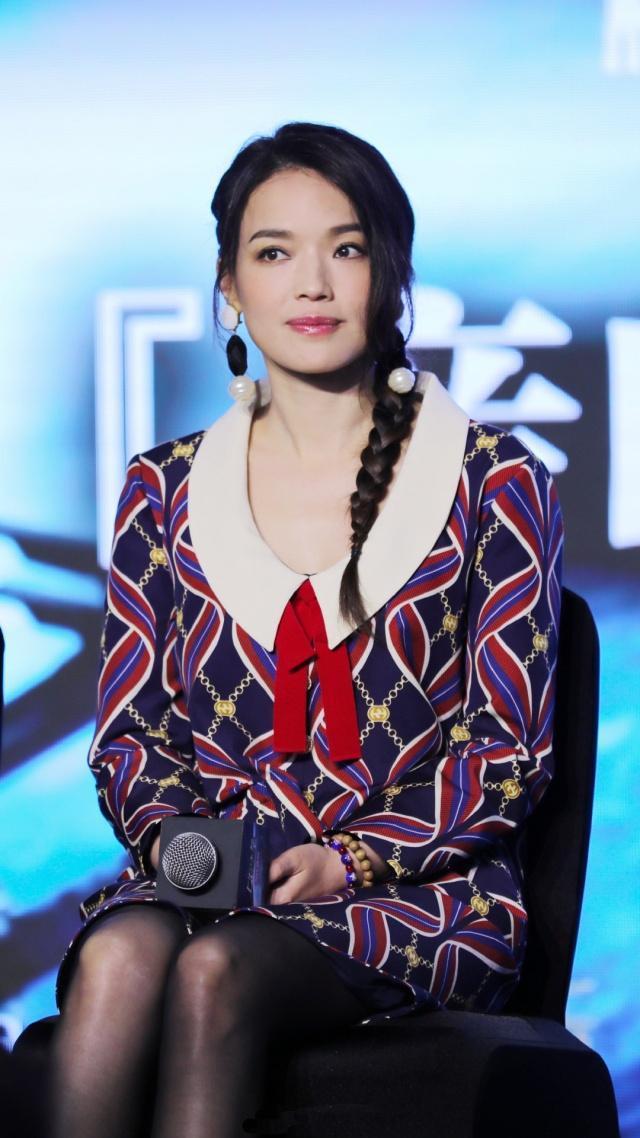 孙怡新发型好减龄一身爱心套装搭配麻花辫清新甜美满屏少女感