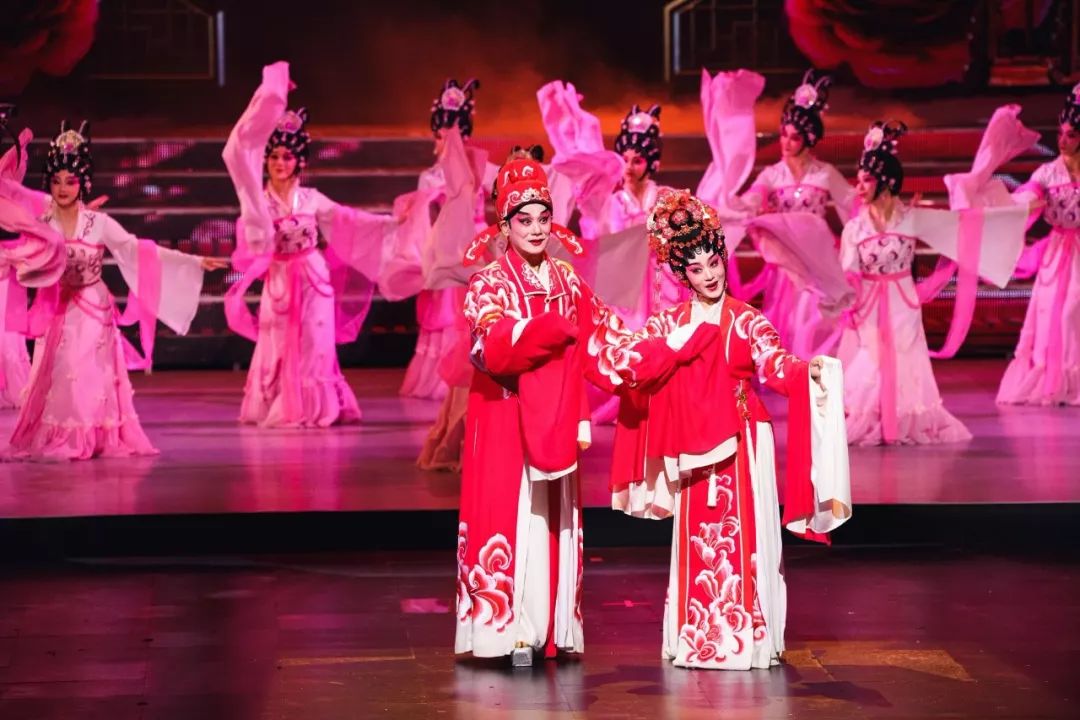 丁凡,曾小敏共赏《花好月圆》,爱重情专,甜蜜满分