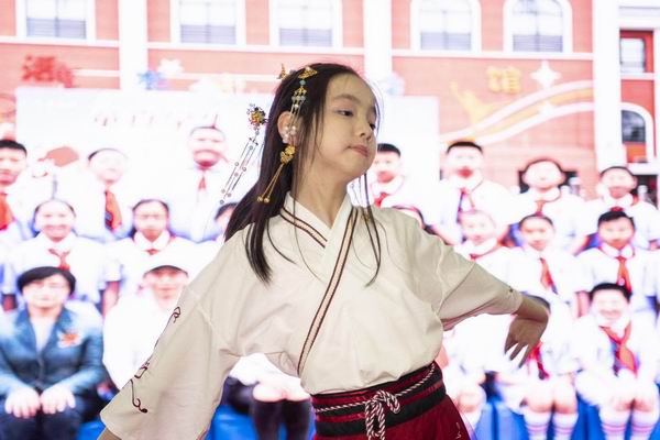 金茂小学校长王金龙写打油诗寄语毕业生