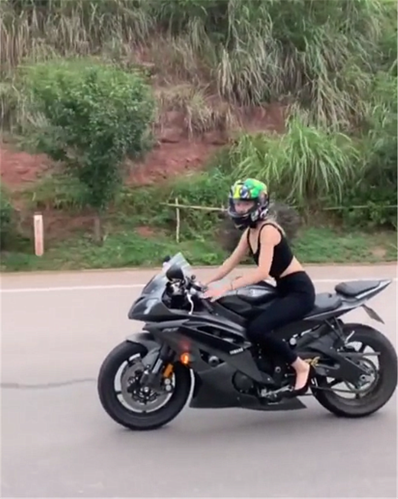 在国内街拍雅马哈r6,车价19万,排量599cc,马力129匹,车主还是女骑士