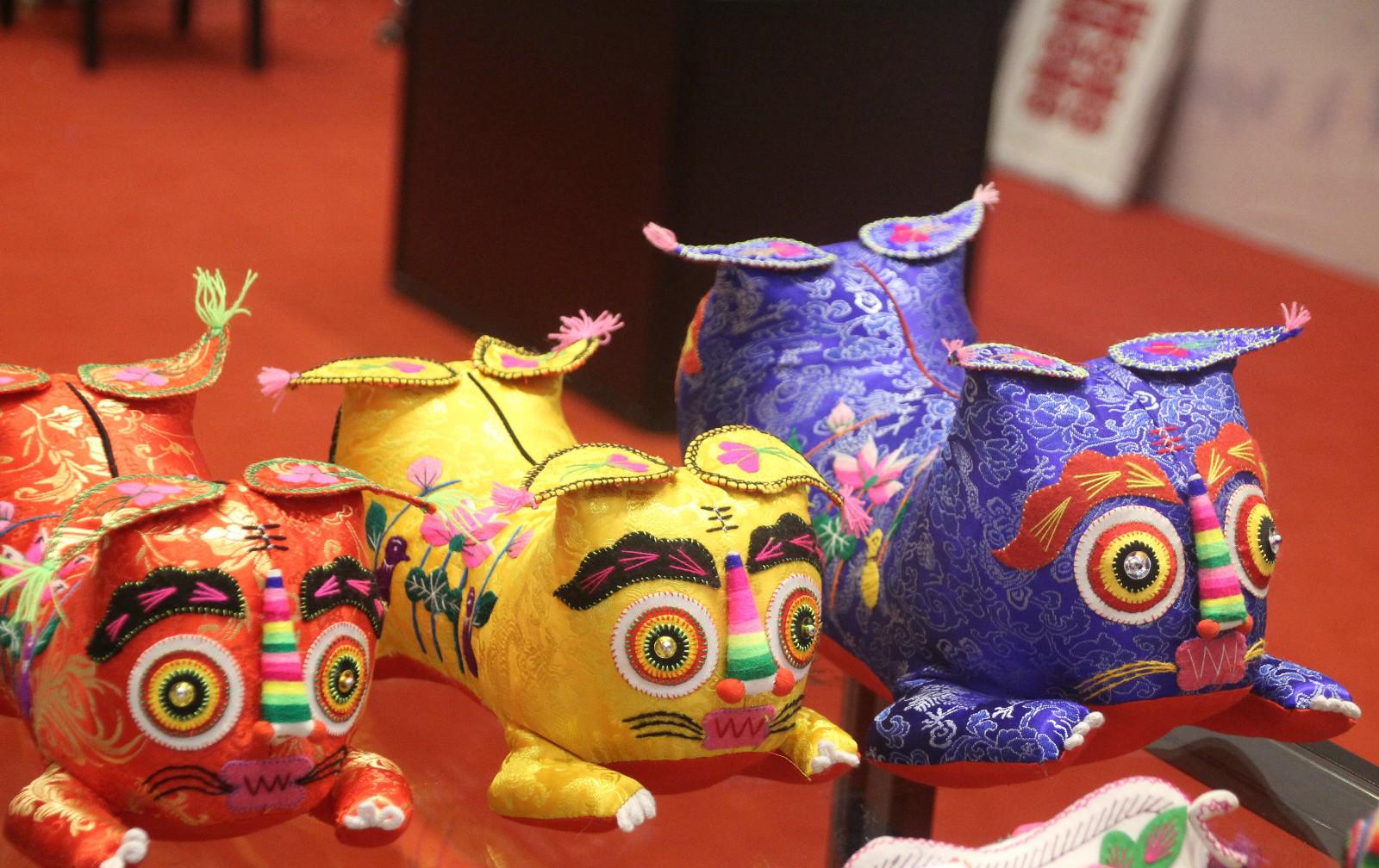 逛西北五省非遗文化展,看陕西老虎布,极具乡土气息的民间工艺品