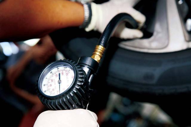 汽车的正常胎压是多少？怎么测才准确？