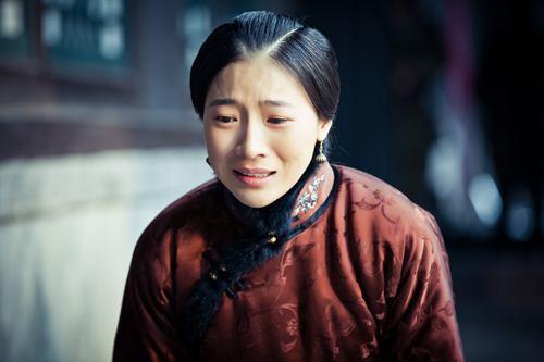 有一天,丫鬟倒茶的时候,不小心把茶水溅在了戴宪玉身上.