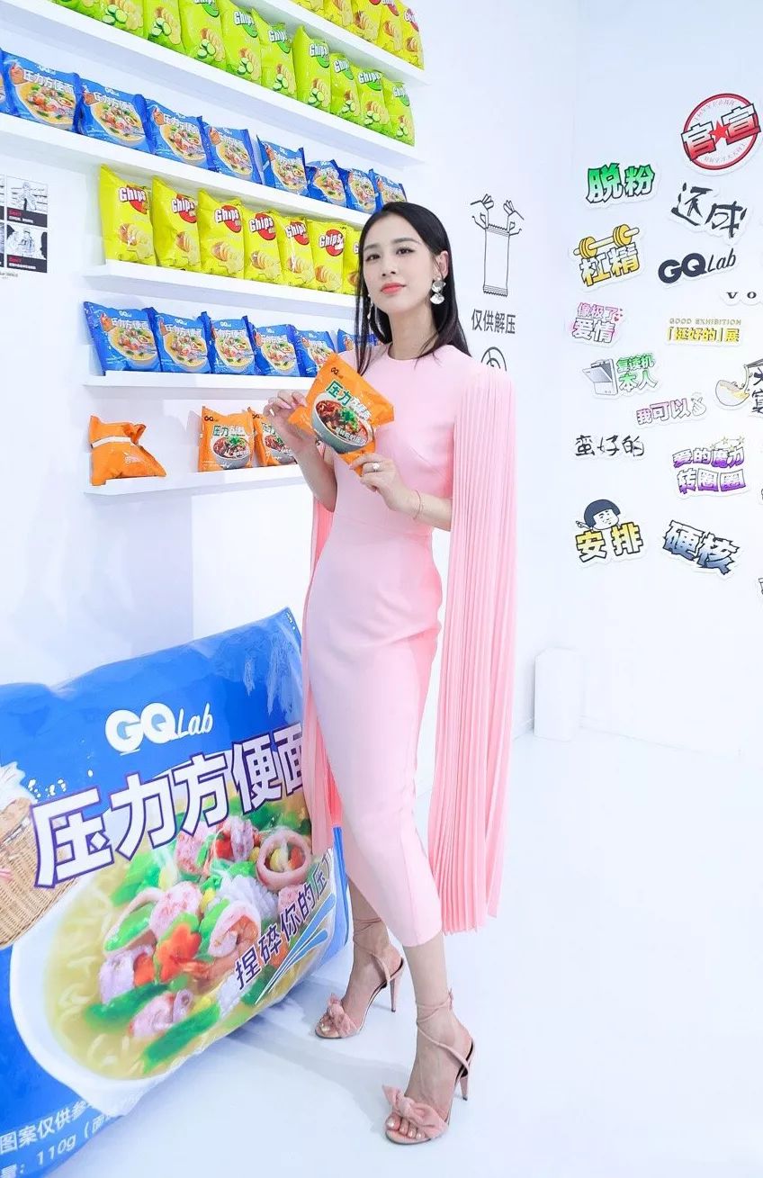 36岁黄圣依生俩娃身材还巨好,斗篷连衣裙配凉鞋,一身粉色有韵味