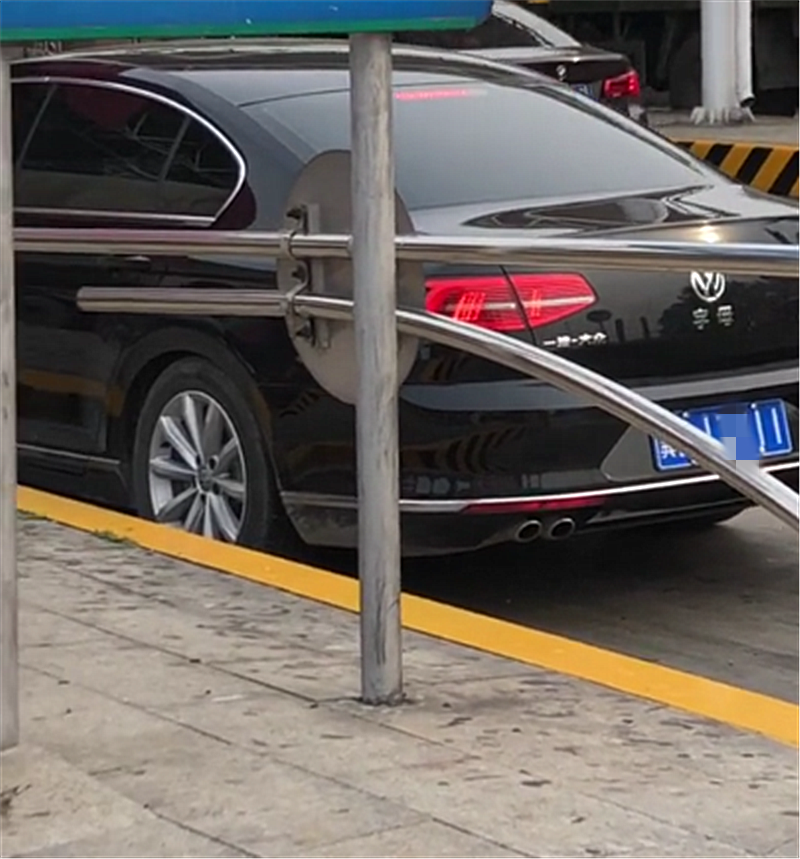 原来,这款迈腾的车标下并非所谓的字母,而是"字母"2字,虽说和大众辉腾
