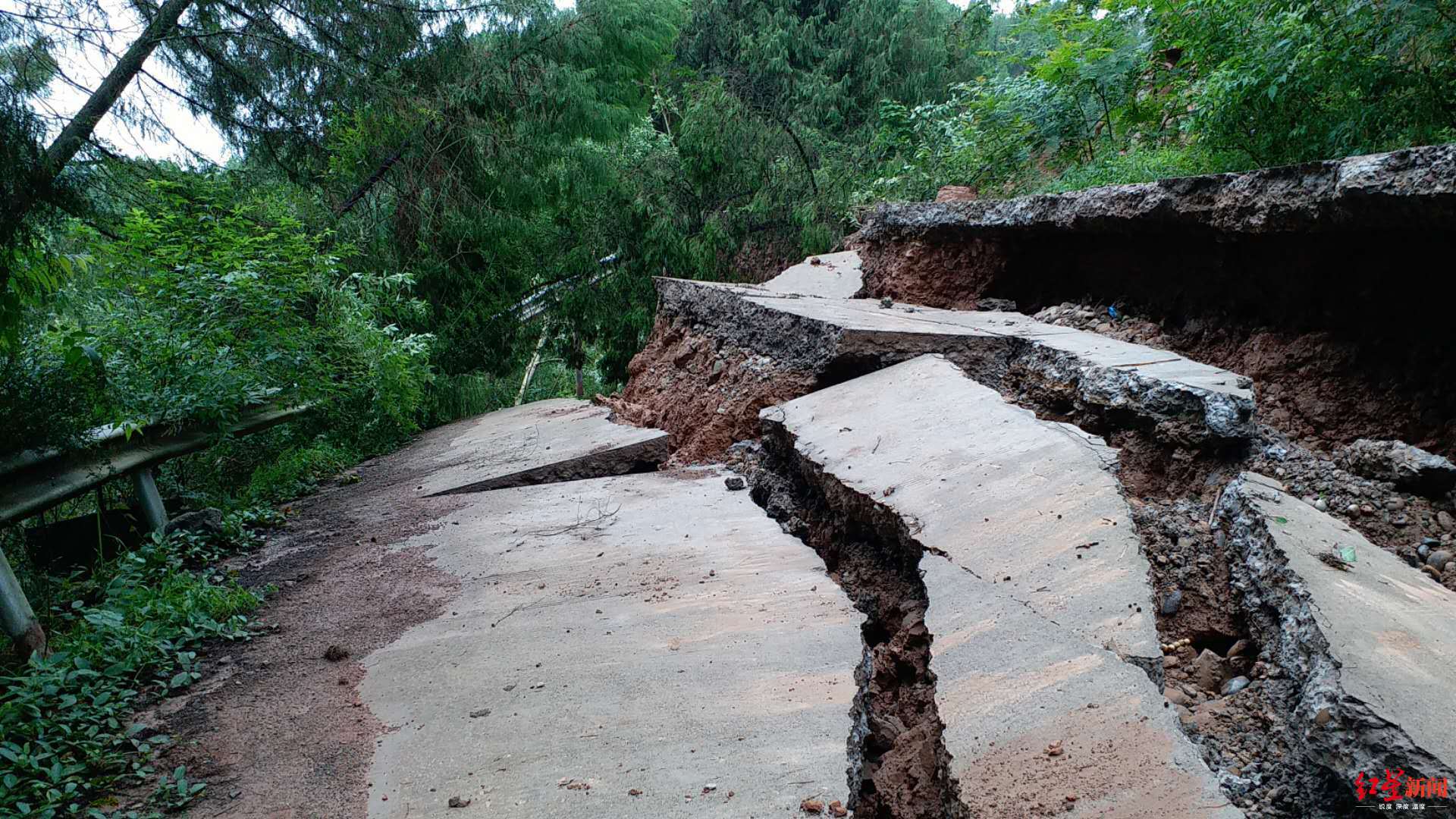 巴中多地山体滑坡塌方 交警提醒请勿冒险通行