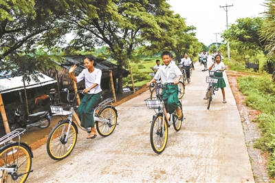 缅甸一所乡村学校的学生骑着改造后的共享单车上下学 供图/视觉中国